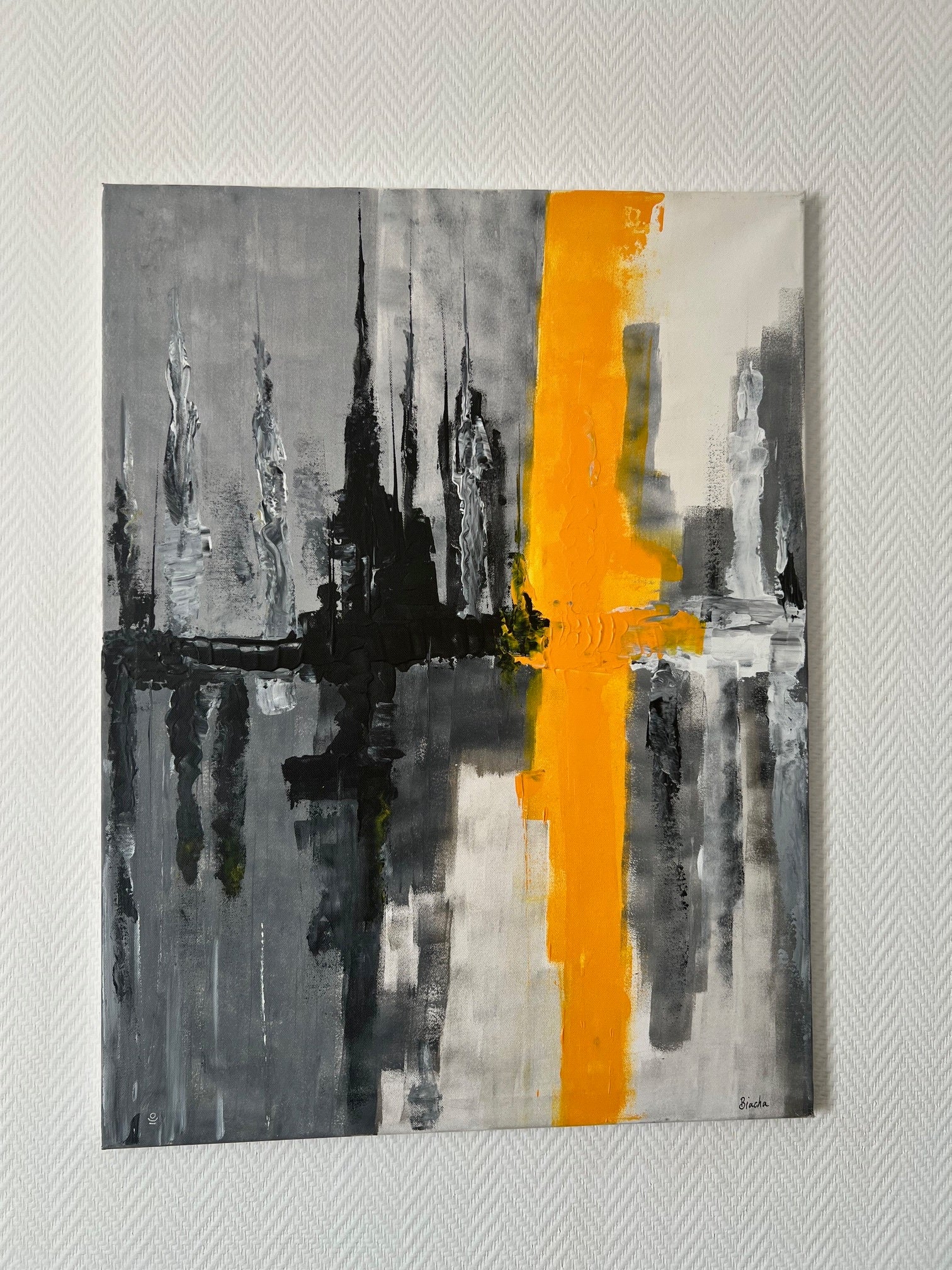 Tableau abstrait moderne peint à la main dans des tons gris, noir et jaune, parfait pour créer une décoration murale élégante dans un salon contemporain.