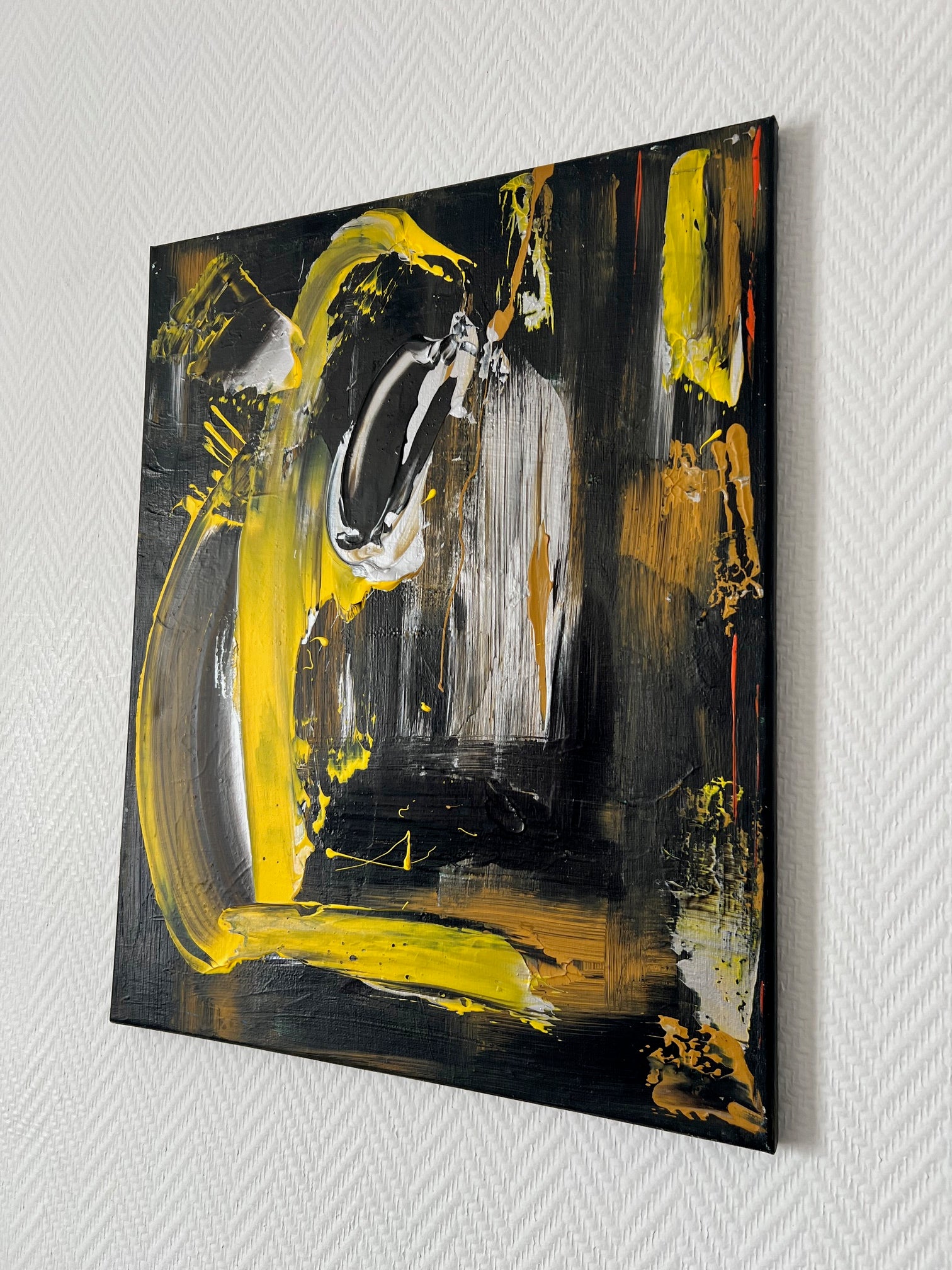 Peinture abstraite jaune, noir, gris et marron avec larges gestes picturaux pour un intérieur moderne et design.