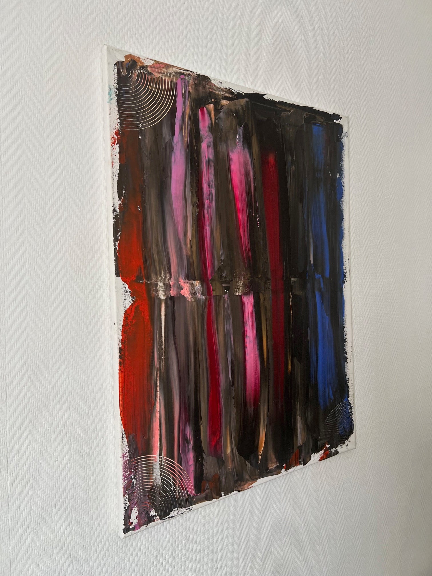 Peinture abstraite aux couleurs noir, bleu, rouge et cuivre avec un fort travail de matière pour un intérieur moderne et élégant.