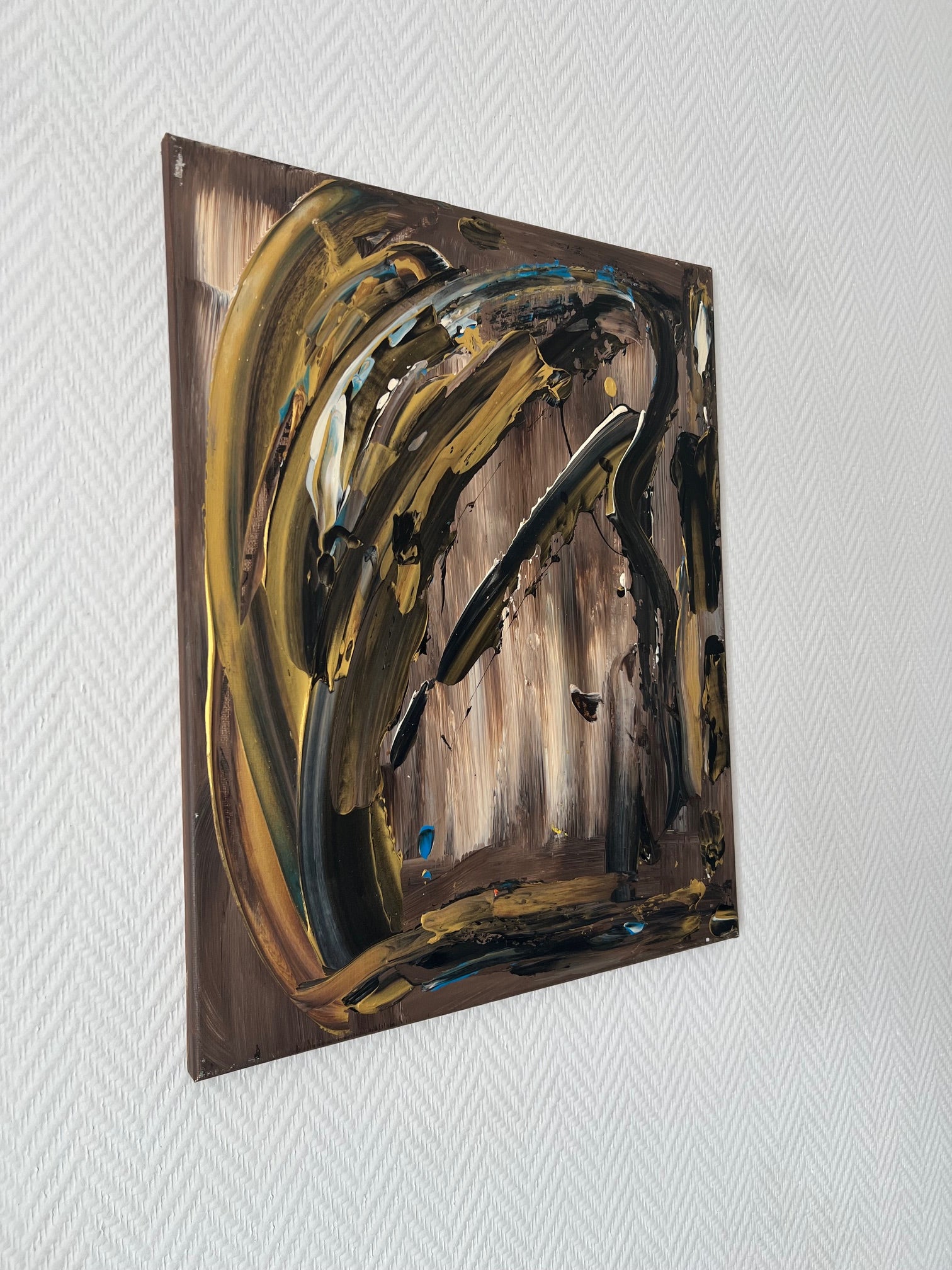 Peinture abstraite marron, noir et or avec grands gestes en relief pour un intérieur moderne et élégant.