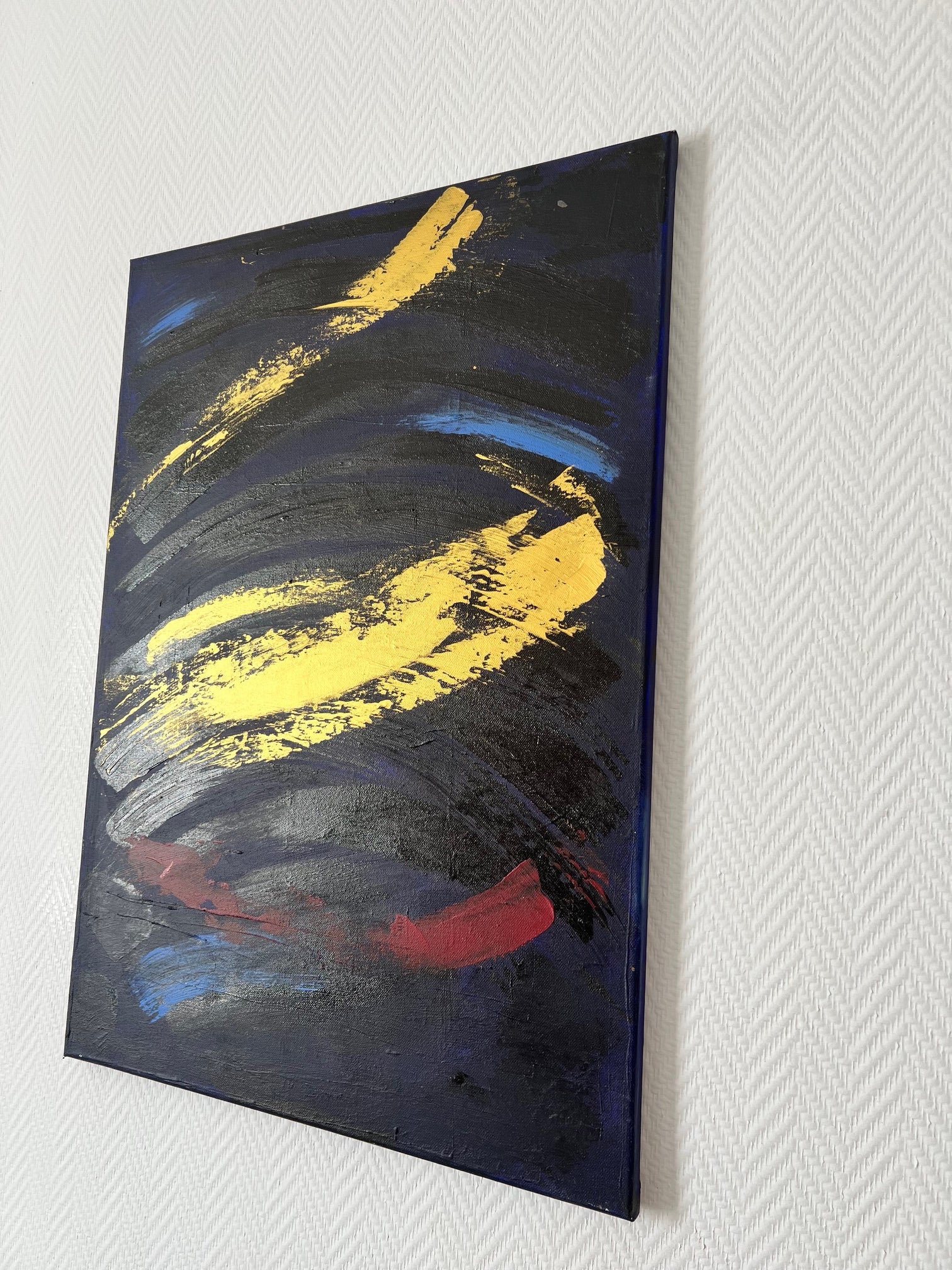 Peinture abstraite aux couleurs noir, rouge, or et blanc avec effets de matière pour un intérieur contemporain et design.
