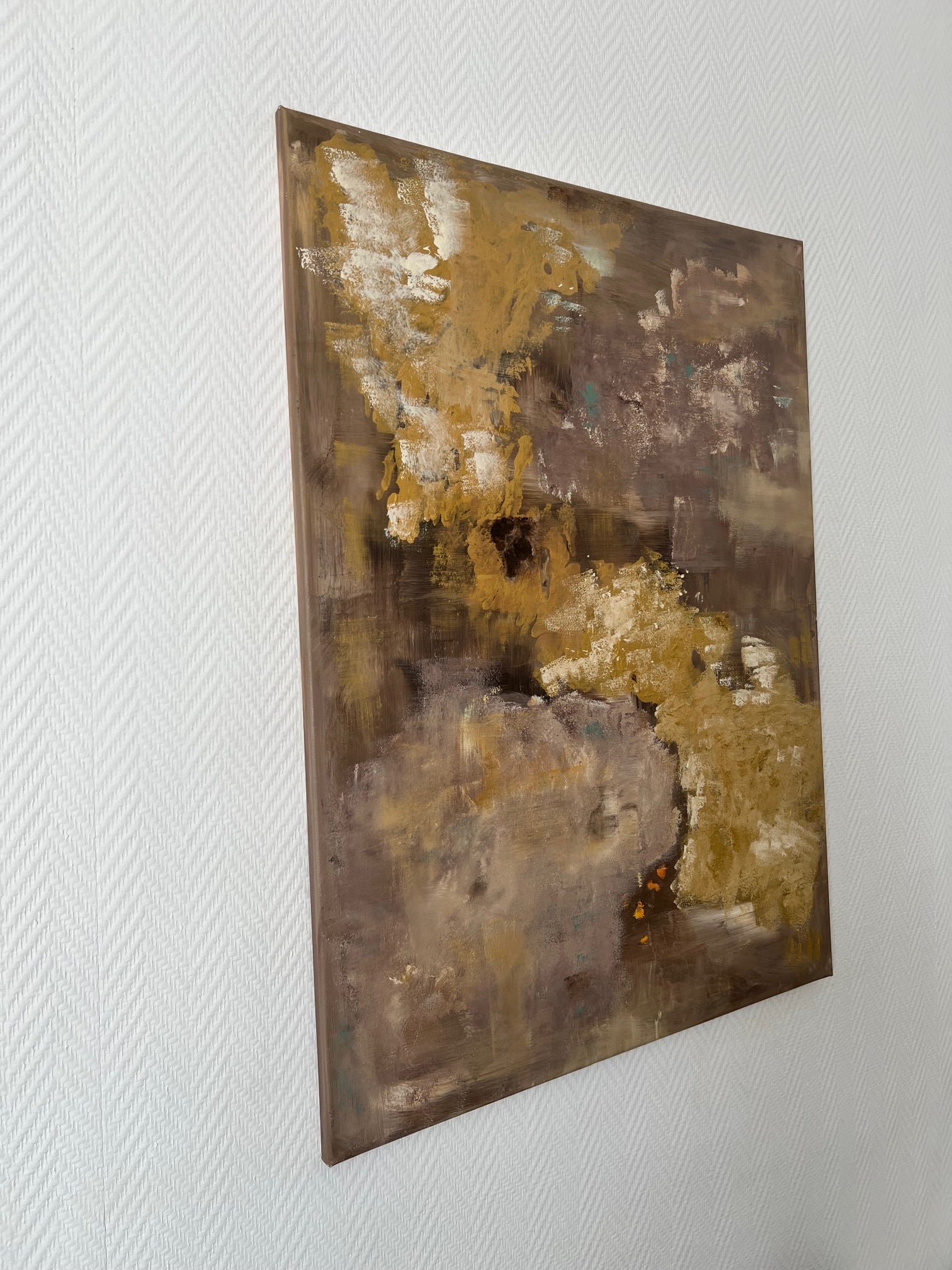 Composition abstraite aux couleurs or, beige, taupe et brun, parfaite pour créer une ambiance chaleureuse dans un intérieur moderne.