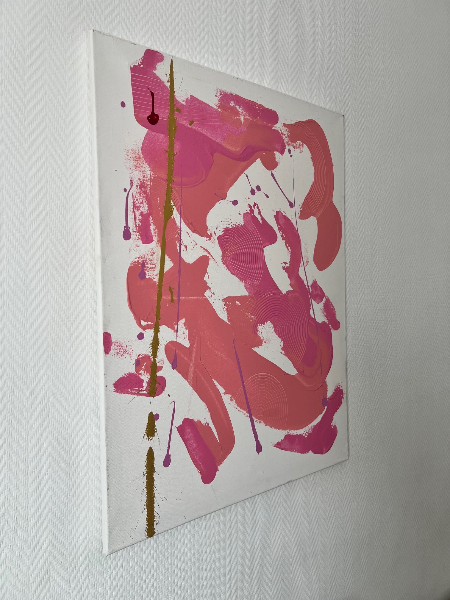 Peinture abstraite aux couleurs rose, fuchsia, blanc et or avec composition graphique pour une décoration intérieure contemporaine.