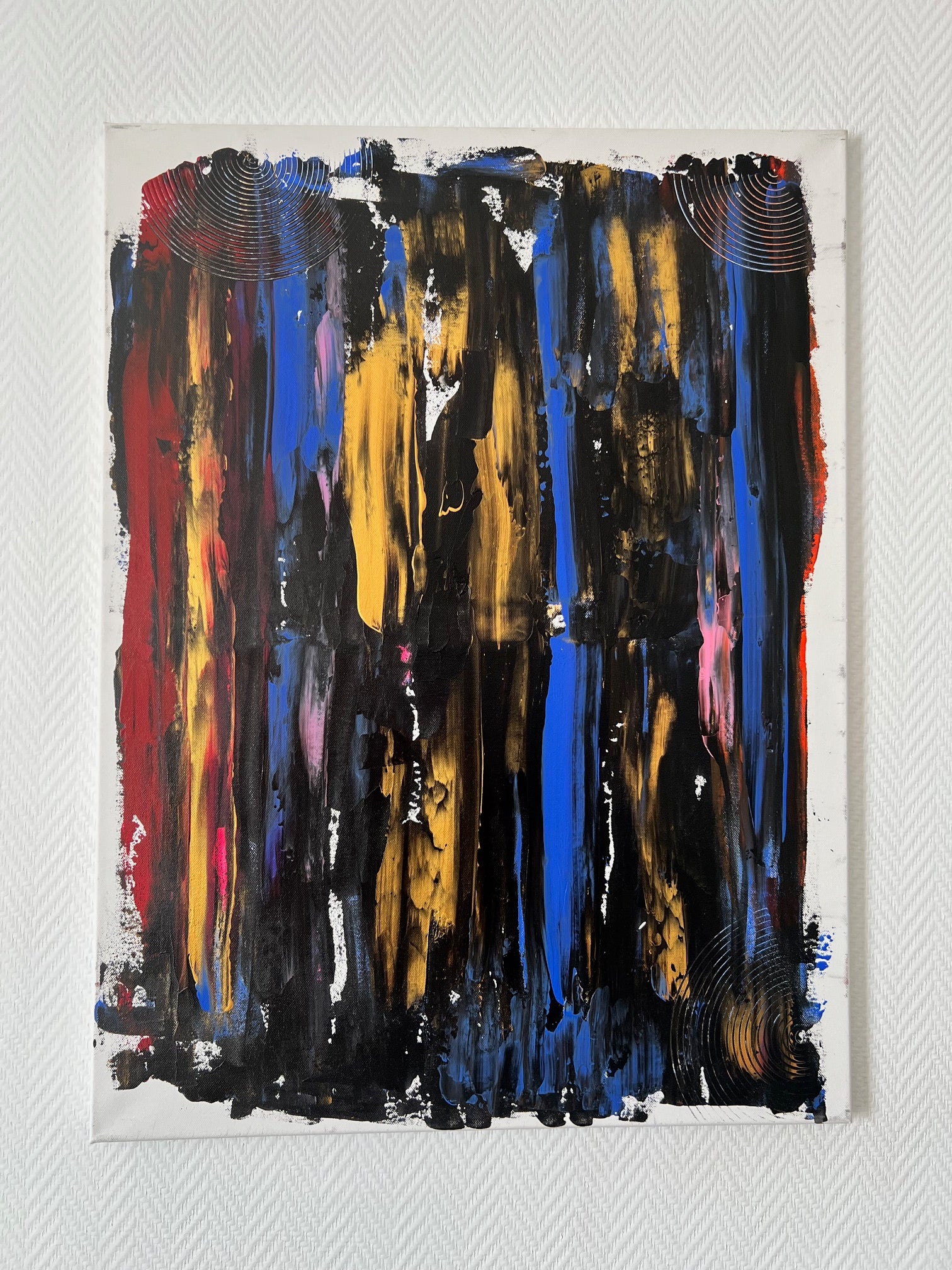 Tableau abstrait noir, bleu et or peint à la main, composition contemporaine idéale pour une décoration murale de salon moderne.