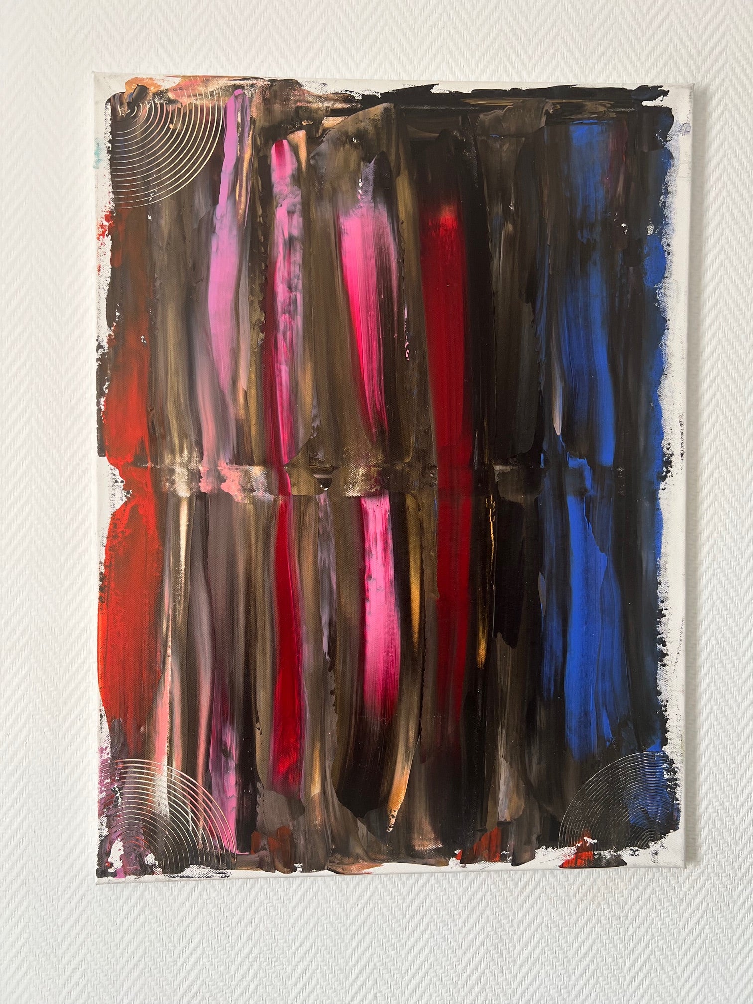 Tableau abstrait noir, bleu, rouge et cuivre peint à la main, idéal pour une décoration murale de salon contemporain.