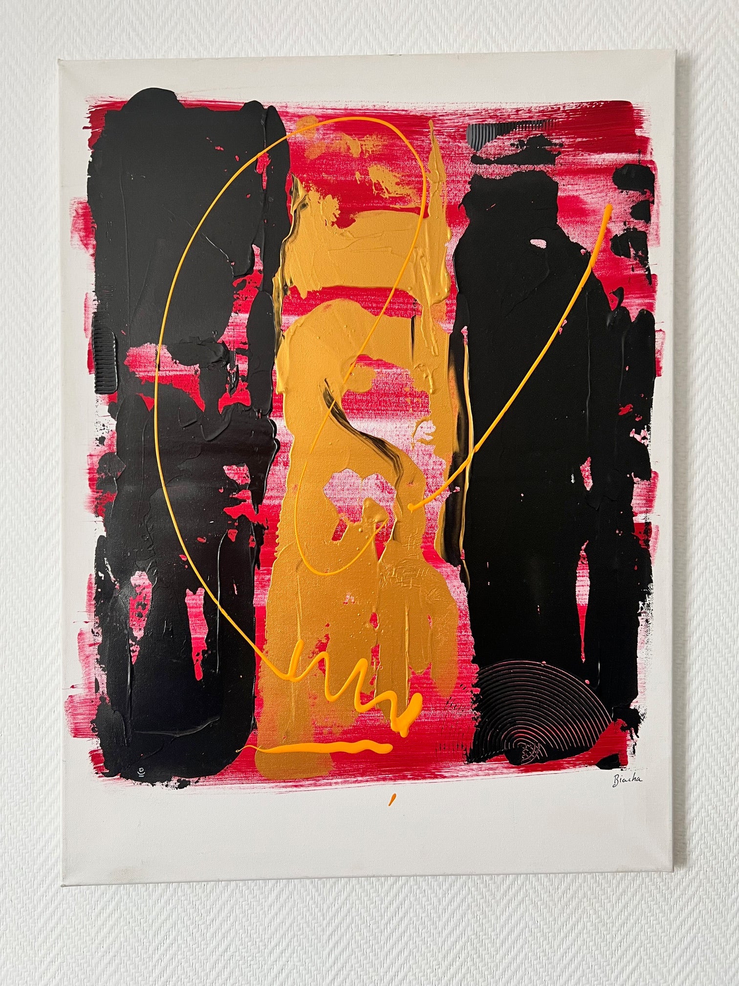 Tableau abstrait noir, rouge et or peint à la main, composition contemporaine idéale pour une décoration murale de salon moderne.
