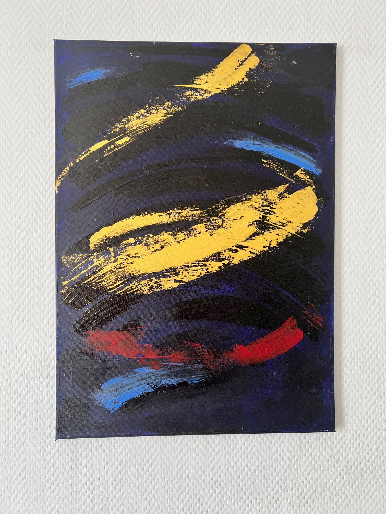 Tableau abstrait noir, rouge et or peint à la main, composition contemporaine idéale pour une décoration murale de salon moderne.