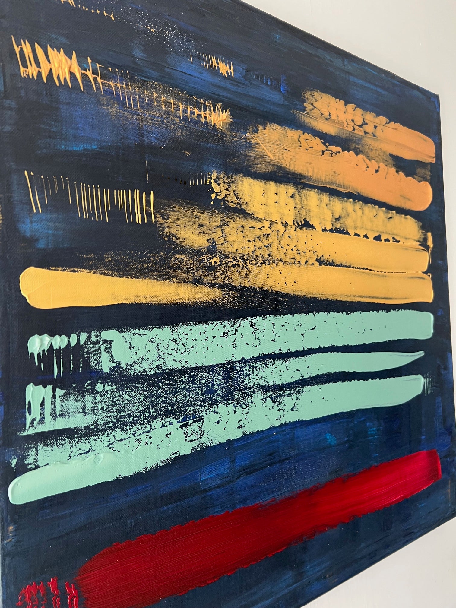 Tableau abstrait fond noir avec touches vert sauge et doré, peinture moderne faite main, idéale pour une décoration murale élégante.