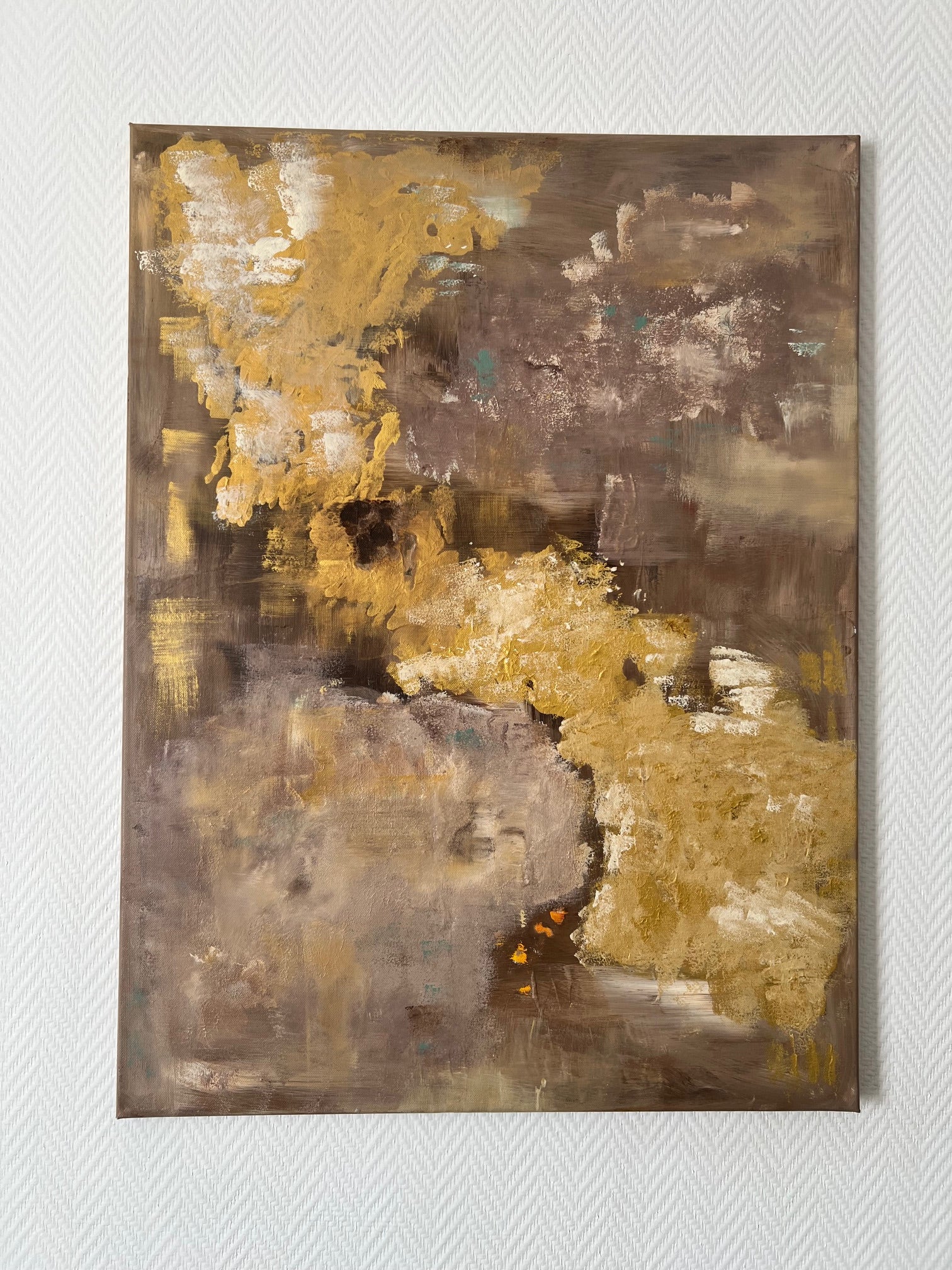 Tableau abstrait aux tons or, beige et taupe, peint à la main pour apporter une touche élégante à une décoration murale de salon contemporain.