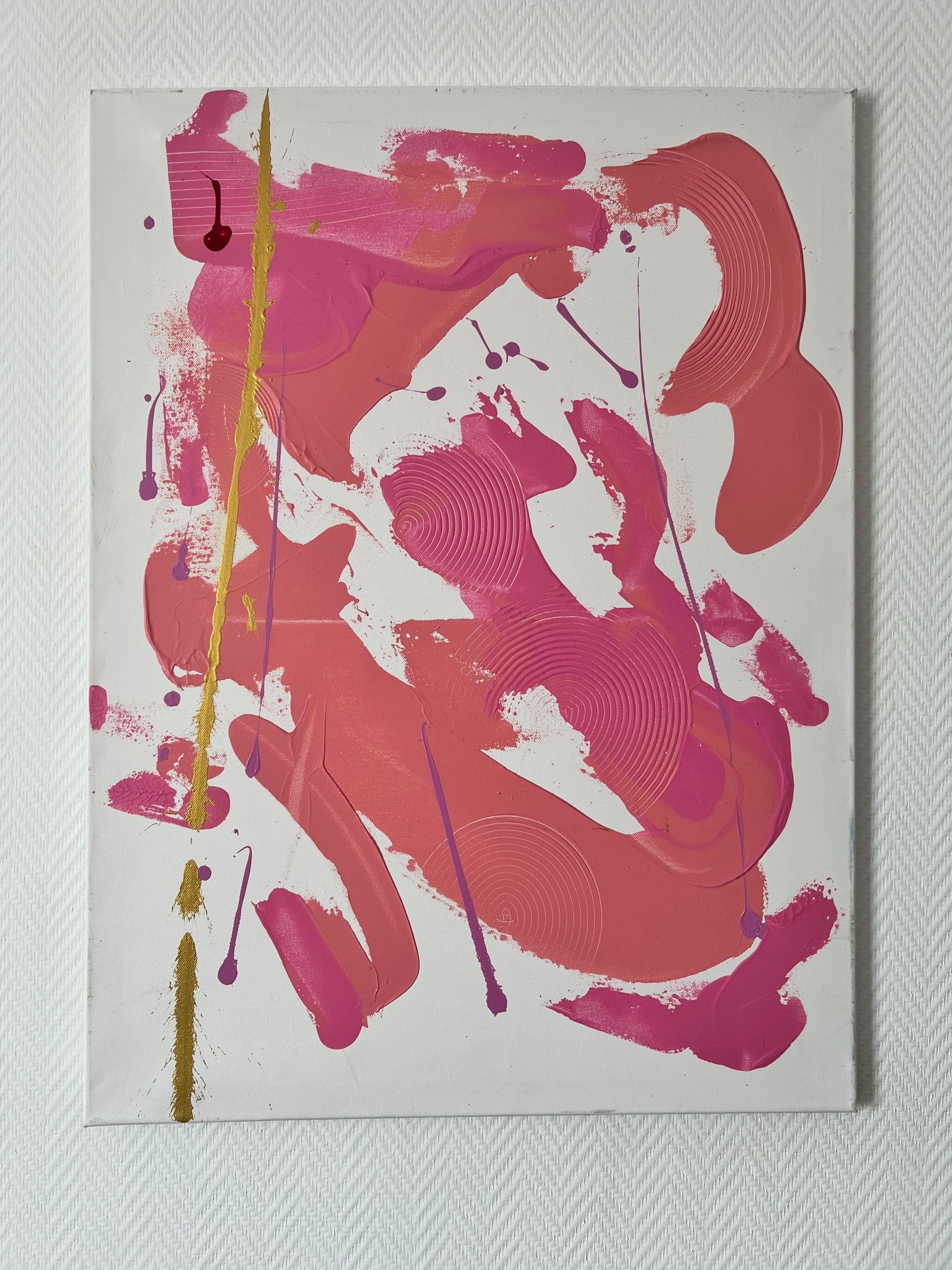 Tableau abstrait rose, blanc et or peint à la main, idéal pour une décoration murale de salon moderne et lumineux.