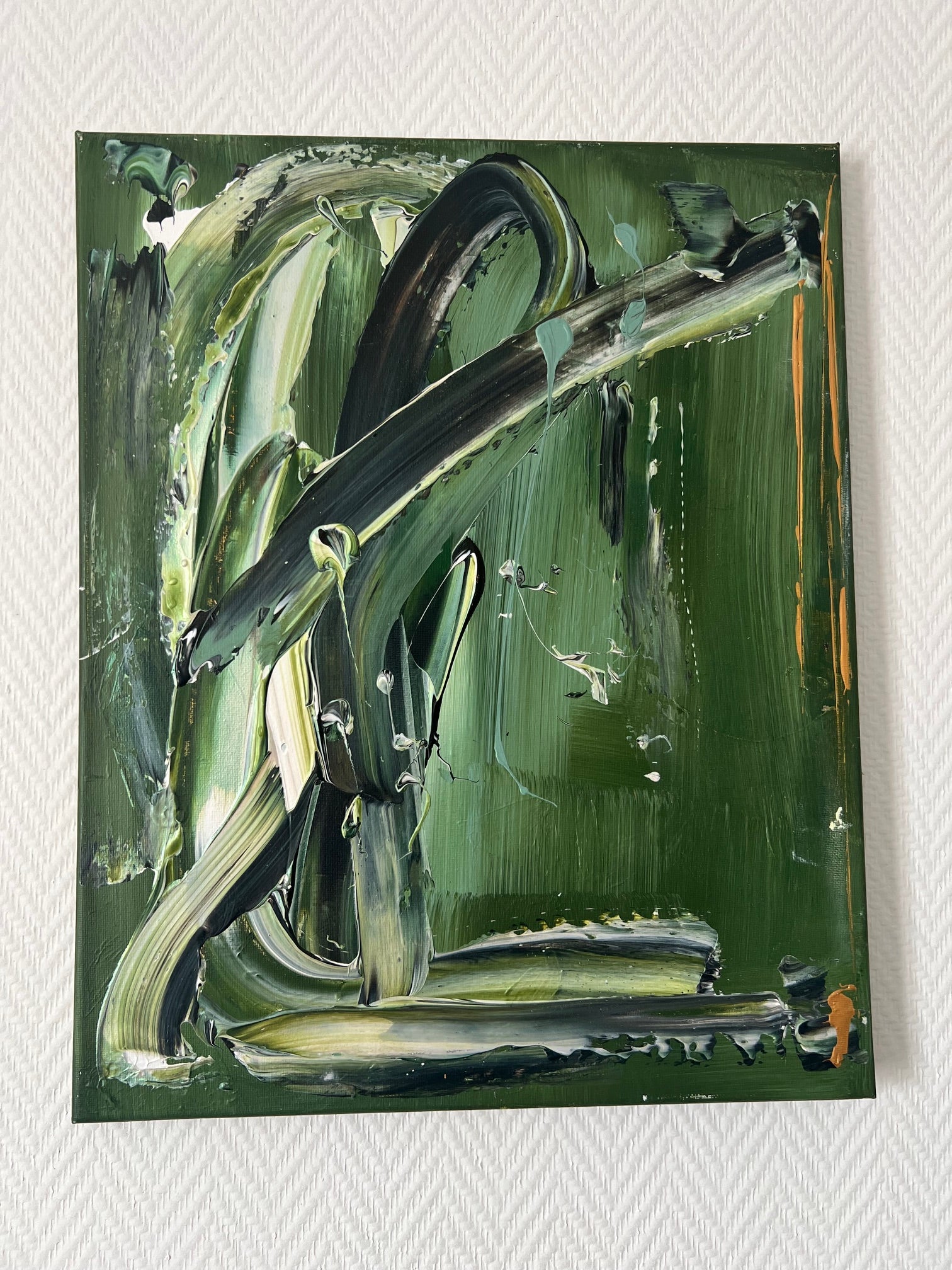 Tableau abstrait vert, noir et blanc peint à la main avec relief, idéal pour une décoration murale contemporaine.