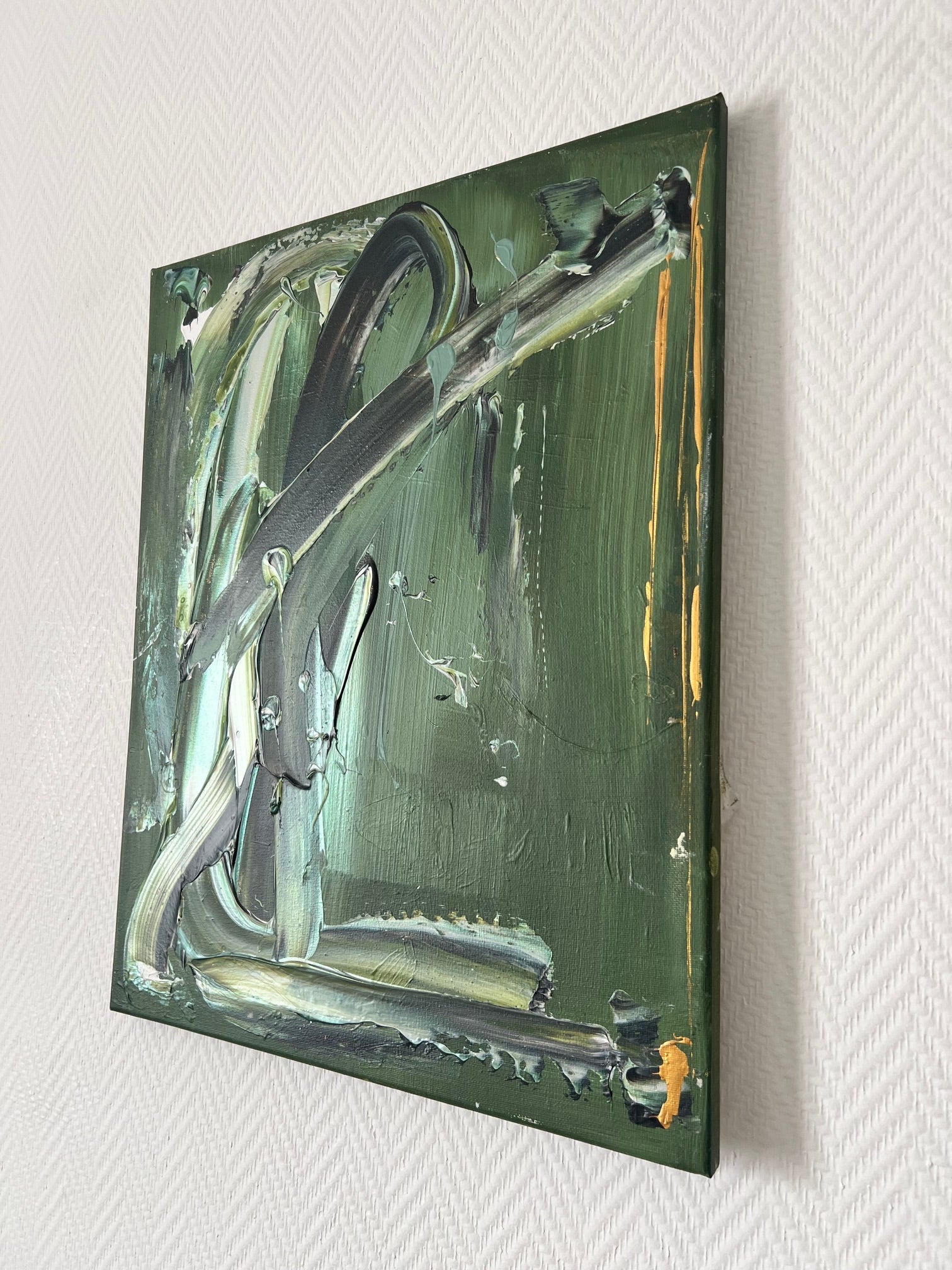 Peinture abstraite vert sauge, noir et  or avec effets de matière, parfaite pour un intérieur moderne et élégant.