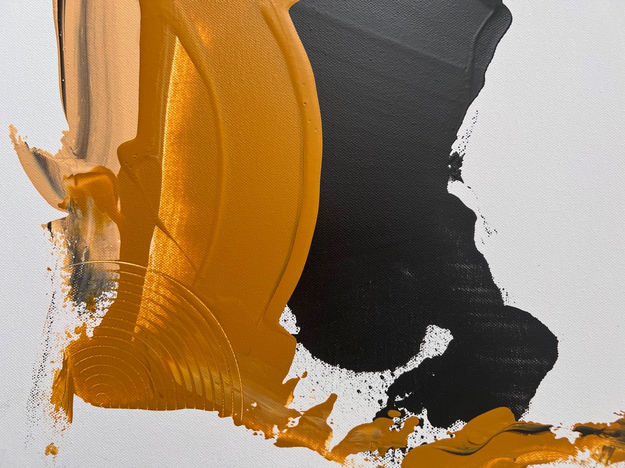 tableau abstrait moderne pour salon noir et or  80x60 sur toile Biacha 