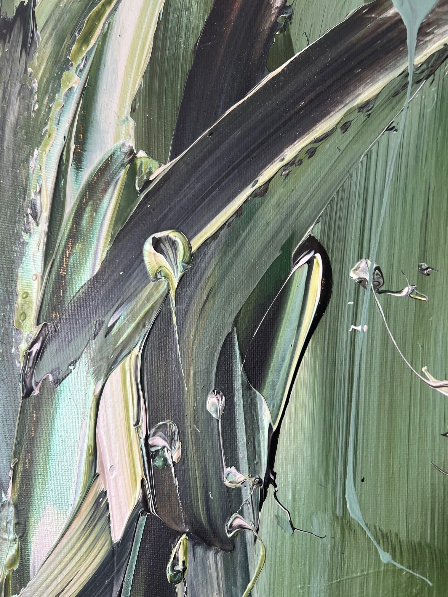Tableau abstrait contemporain de Biacha, artiste peintre français,avec relief  vert et noir et composition graphique moderne.