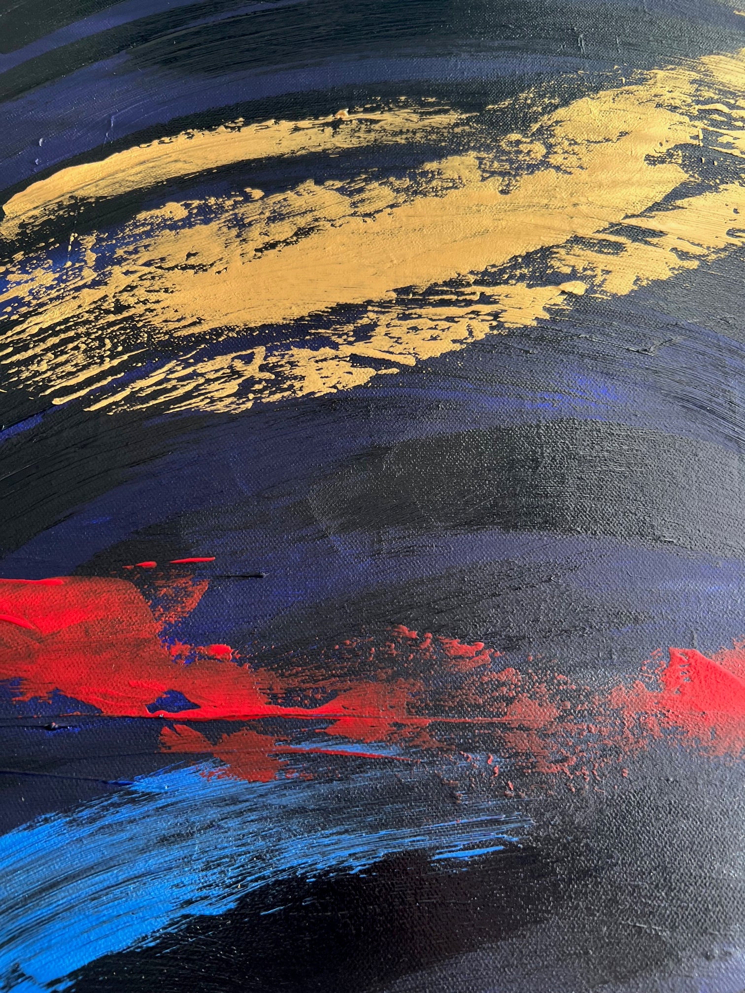 Tableau déco murale bleu foncé avec reflets dorés et touches rouges, peinture abstraite faite main, style moderne et élégant.