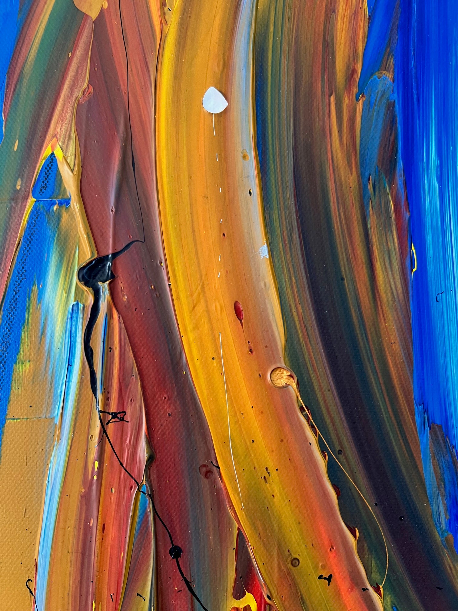 Tableau moderne en peinture acrylique, mélange de bleu, orange et noir pour créer un point focal dans une décoration intérieure.