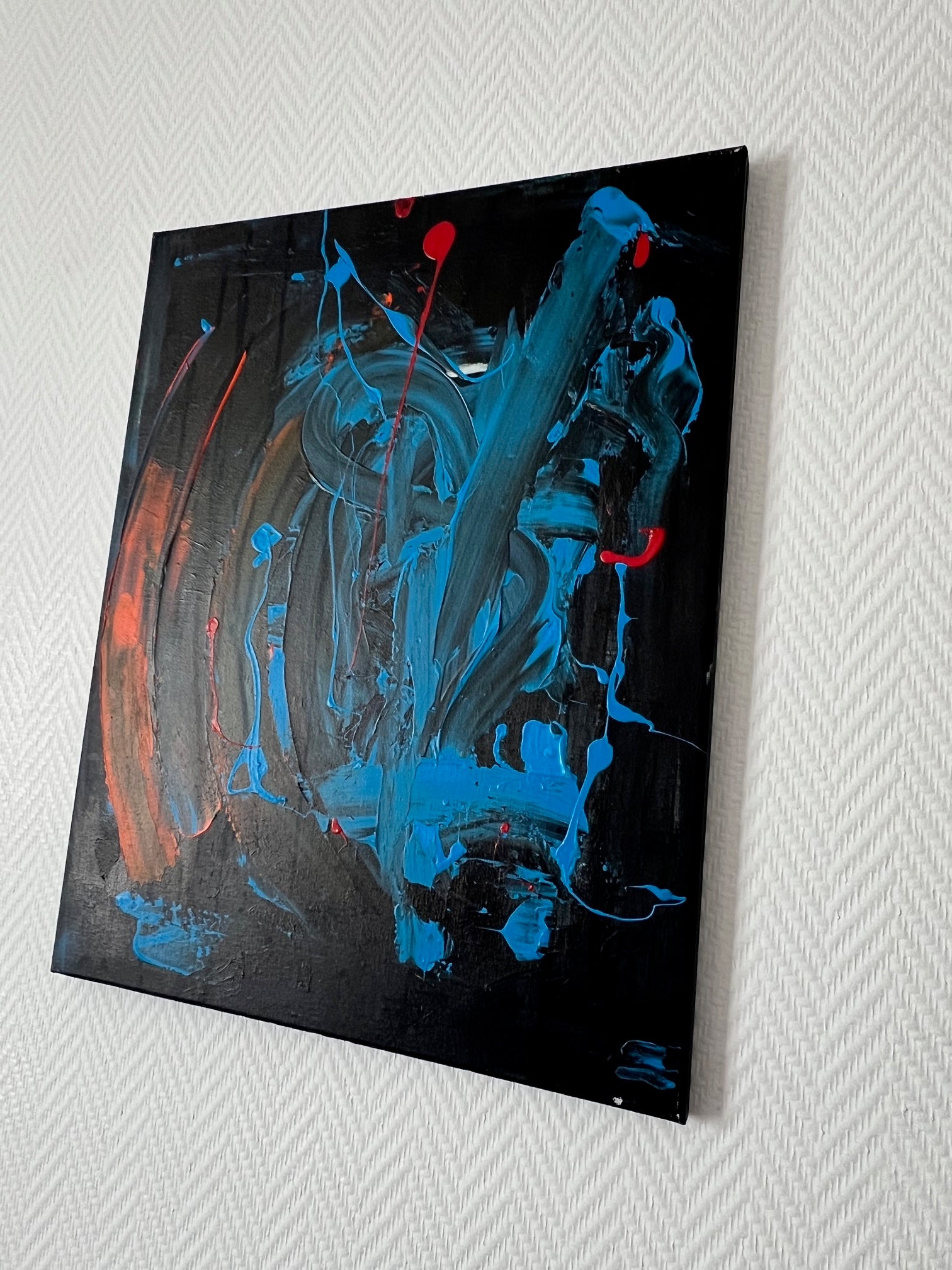 Tableau moderne réalisé sur toile coton, palette bleu, noir et orange avec un fort travail de matière.
