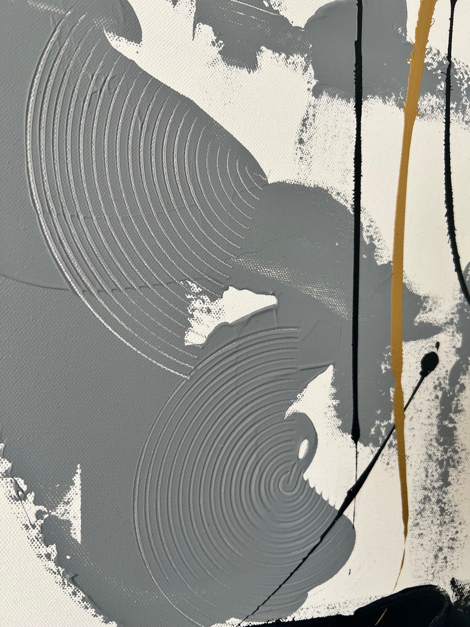 Tableau moderne en peinture acrylique, mélange de bleu, gris, blanc et or pour apporter du caractère à un intérieur contemporain.
