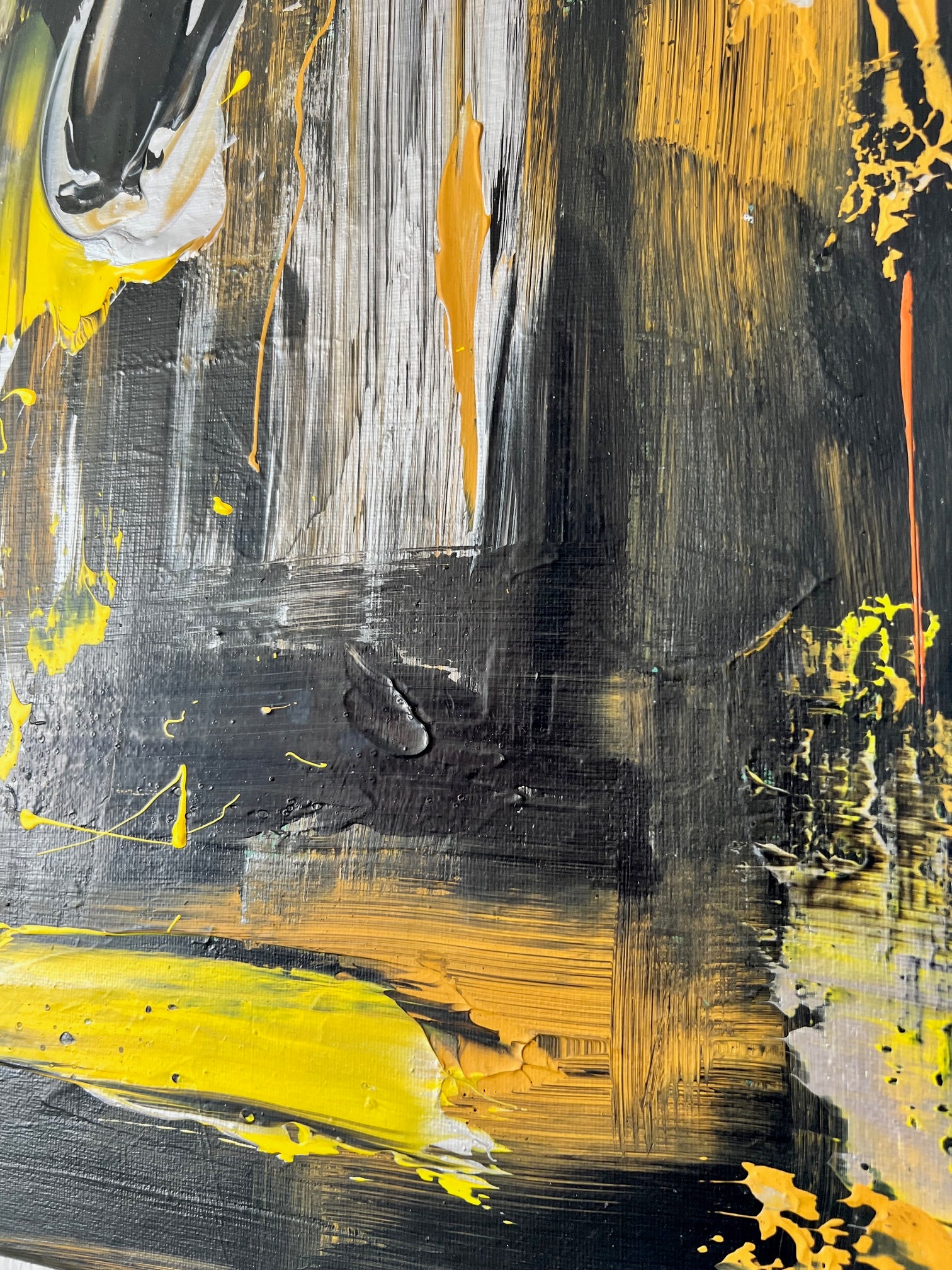 Tableau moderne en peinture acrylique, mélange de jaune, noir, gris et marron pour créer un point focal dans une décoration intérieure.