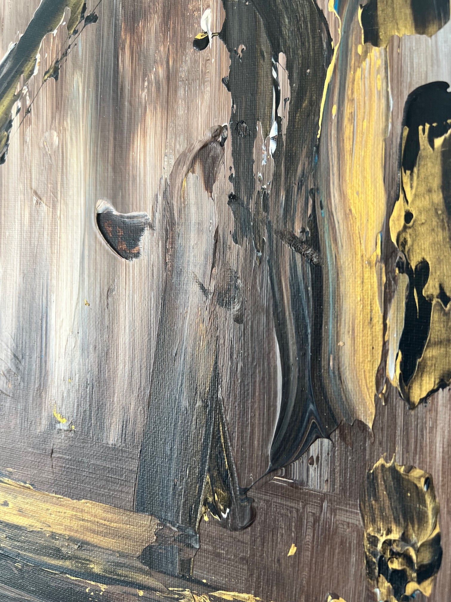 Tableau moderne en peinture acrylique, mélange de marron, noir et or pour créer un point focal dans une décoration intérieure.