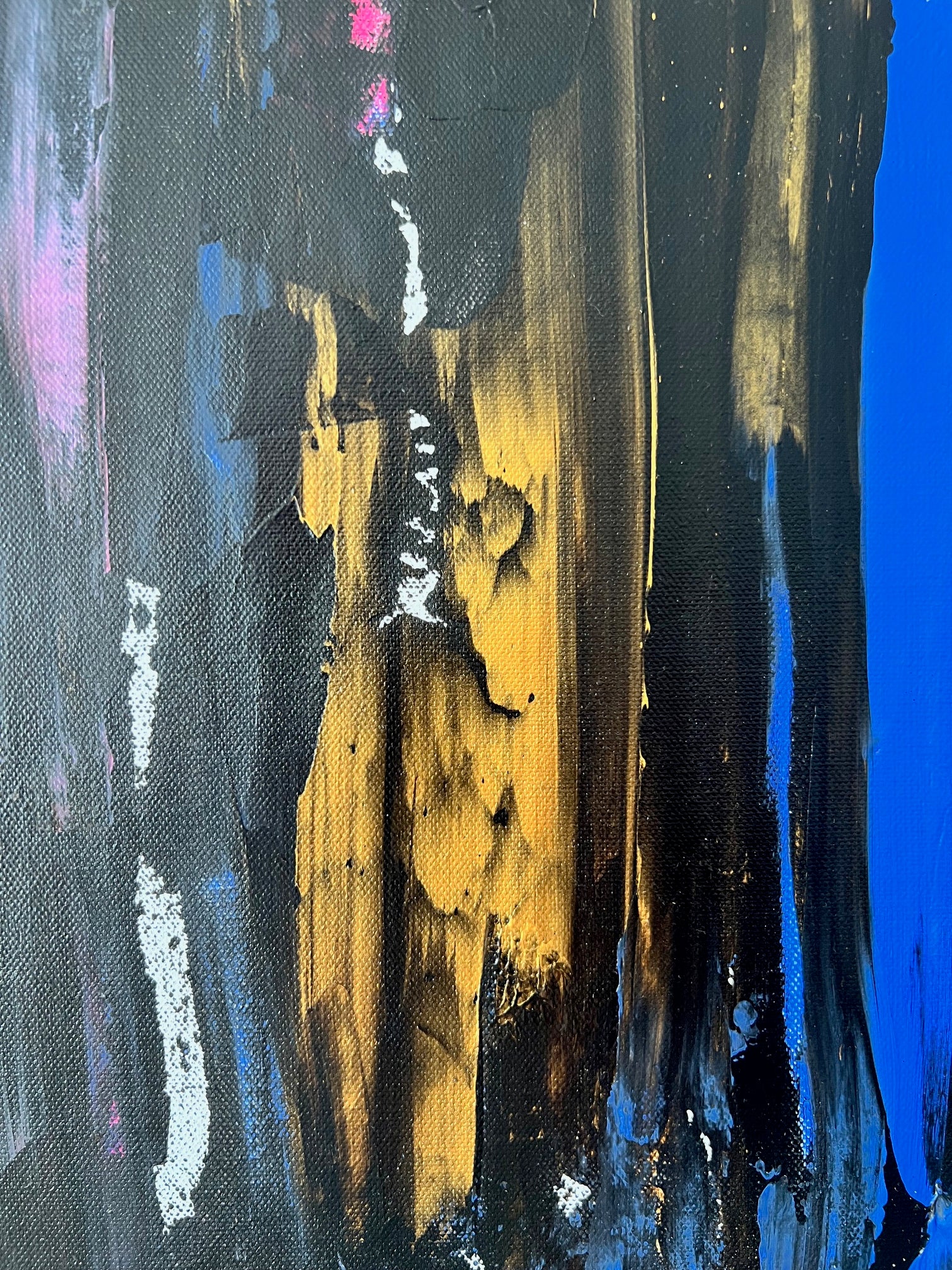 Tableau moderne en peinture acrylique avec palette noir, bleu, or et rouge, parfait pour créer  un art deco moderne dans un salon.