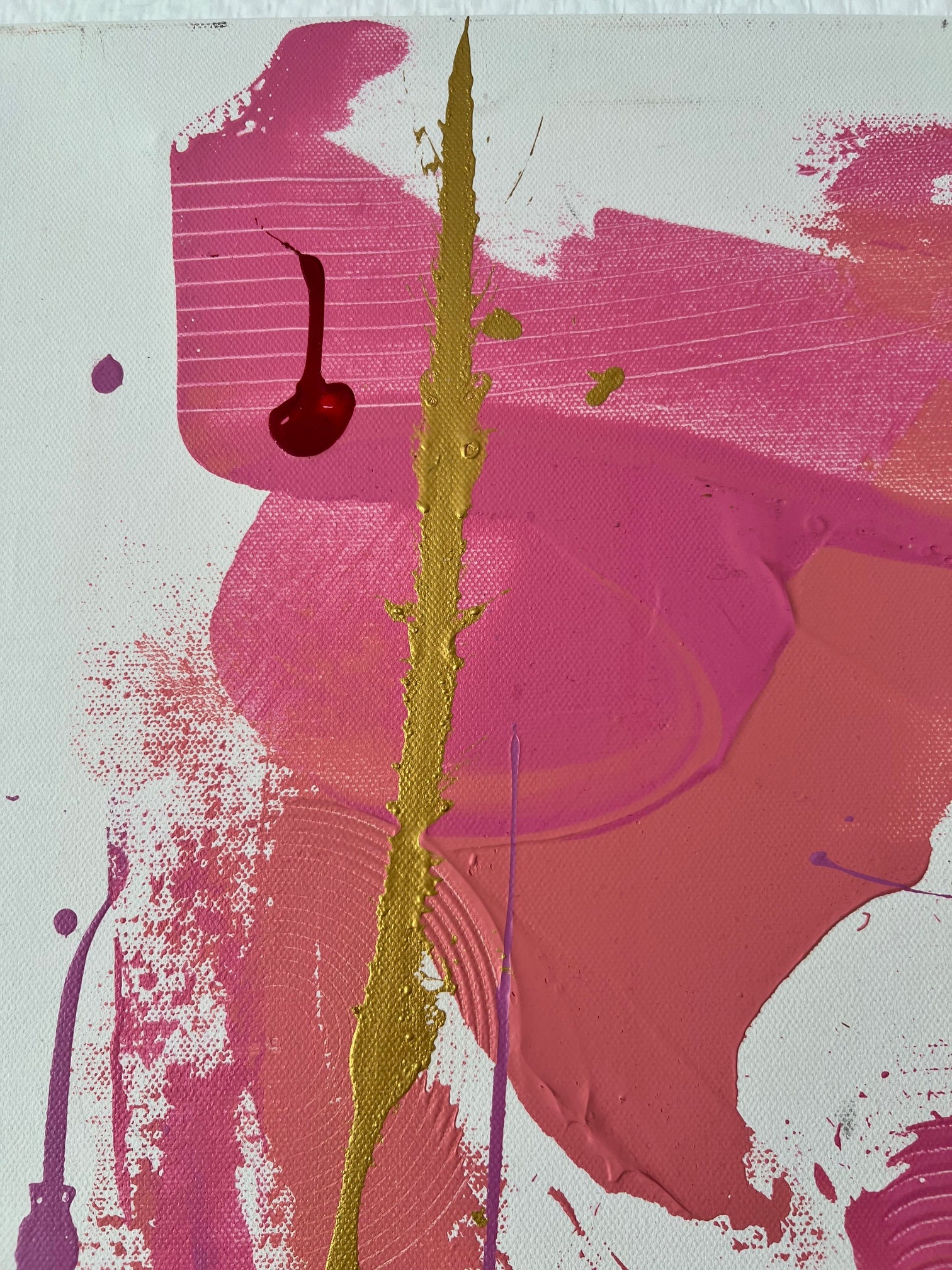 Tableau moderne en peinture acrylique, associant rose, blanc, fuchsia et or pour une décoration murale raffinée.