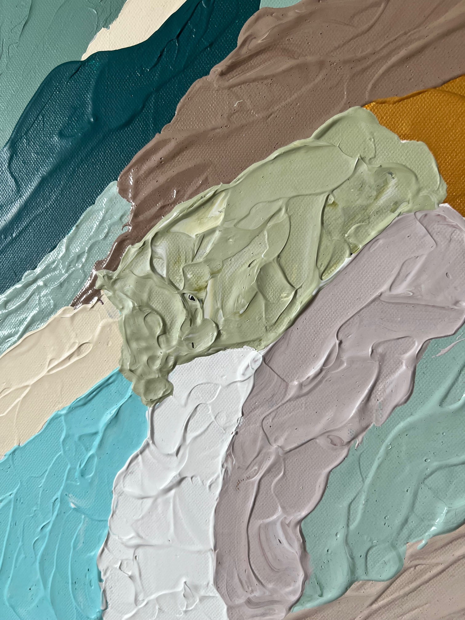 Tableau moderne en peinture acrylique avec relief important, associant vert sauge, beige, taupe et touches de bleu pétrole.