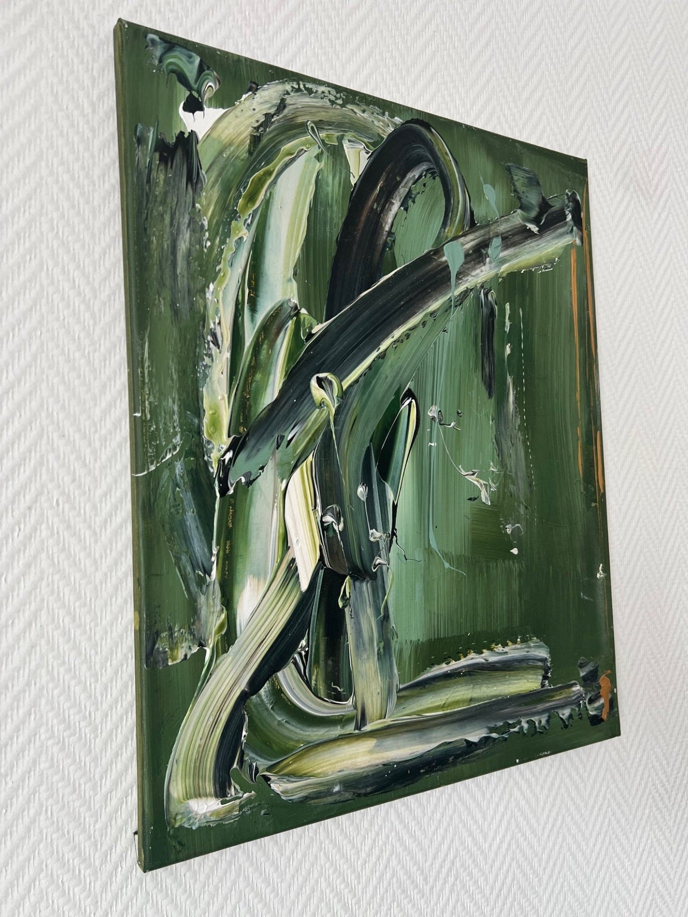 Tableau moderne réalisé sur toile coton, palette vert, noir et blanc avec un important travail de texture.