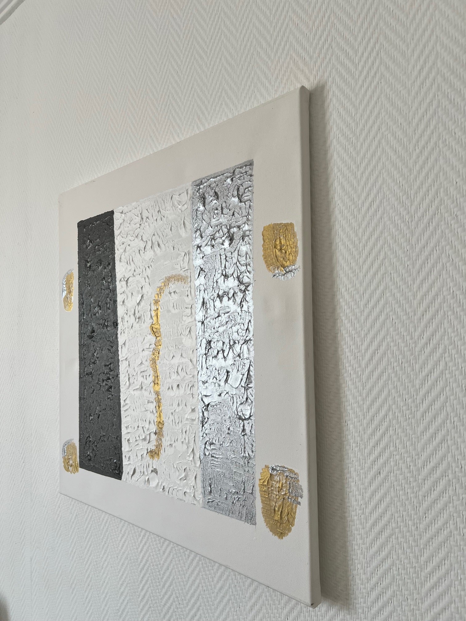 tableau_abstrait_en_relief_noir_blanc_et_or