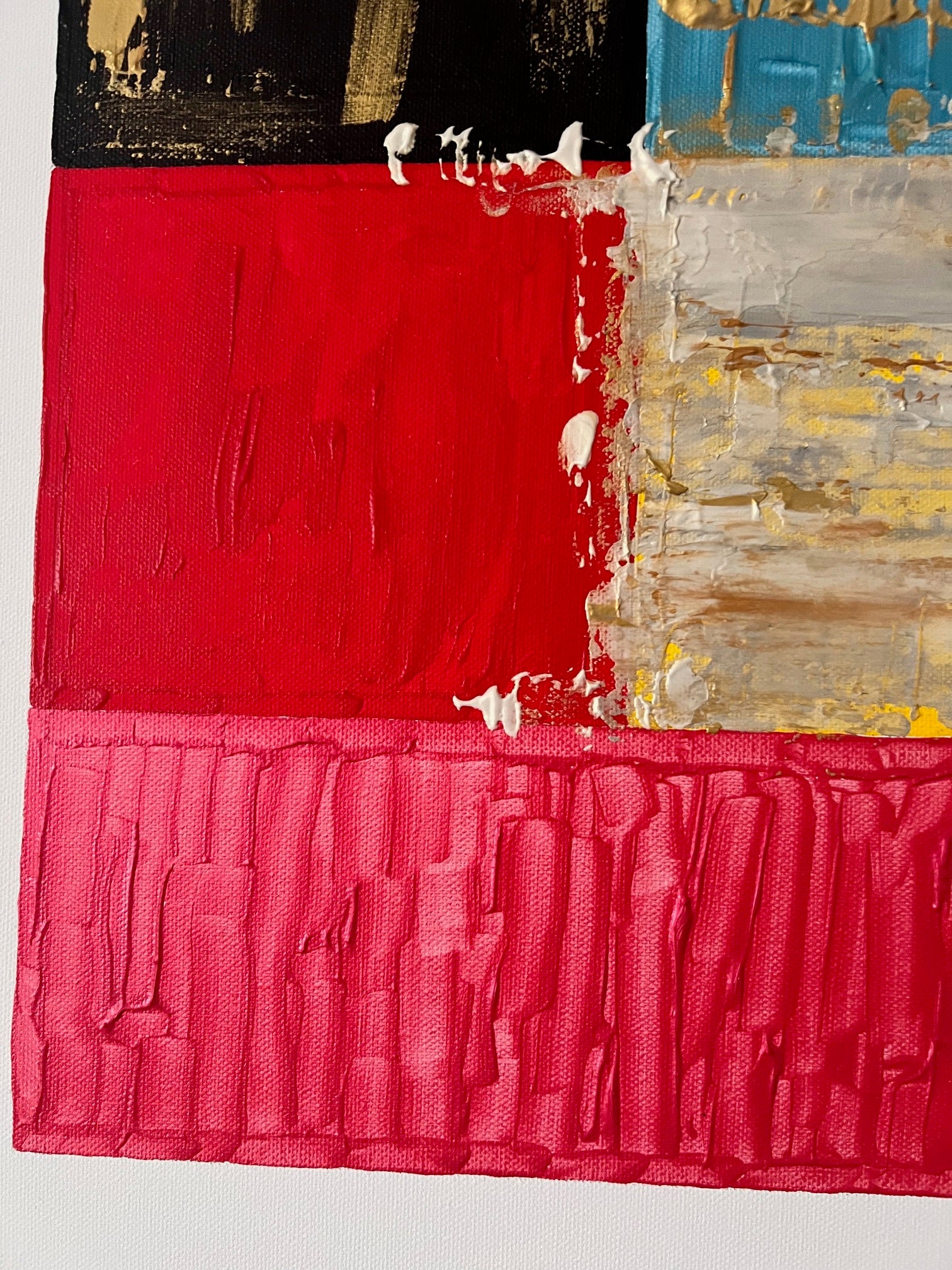 tableau en relief noir et rose et rouge sur toile 