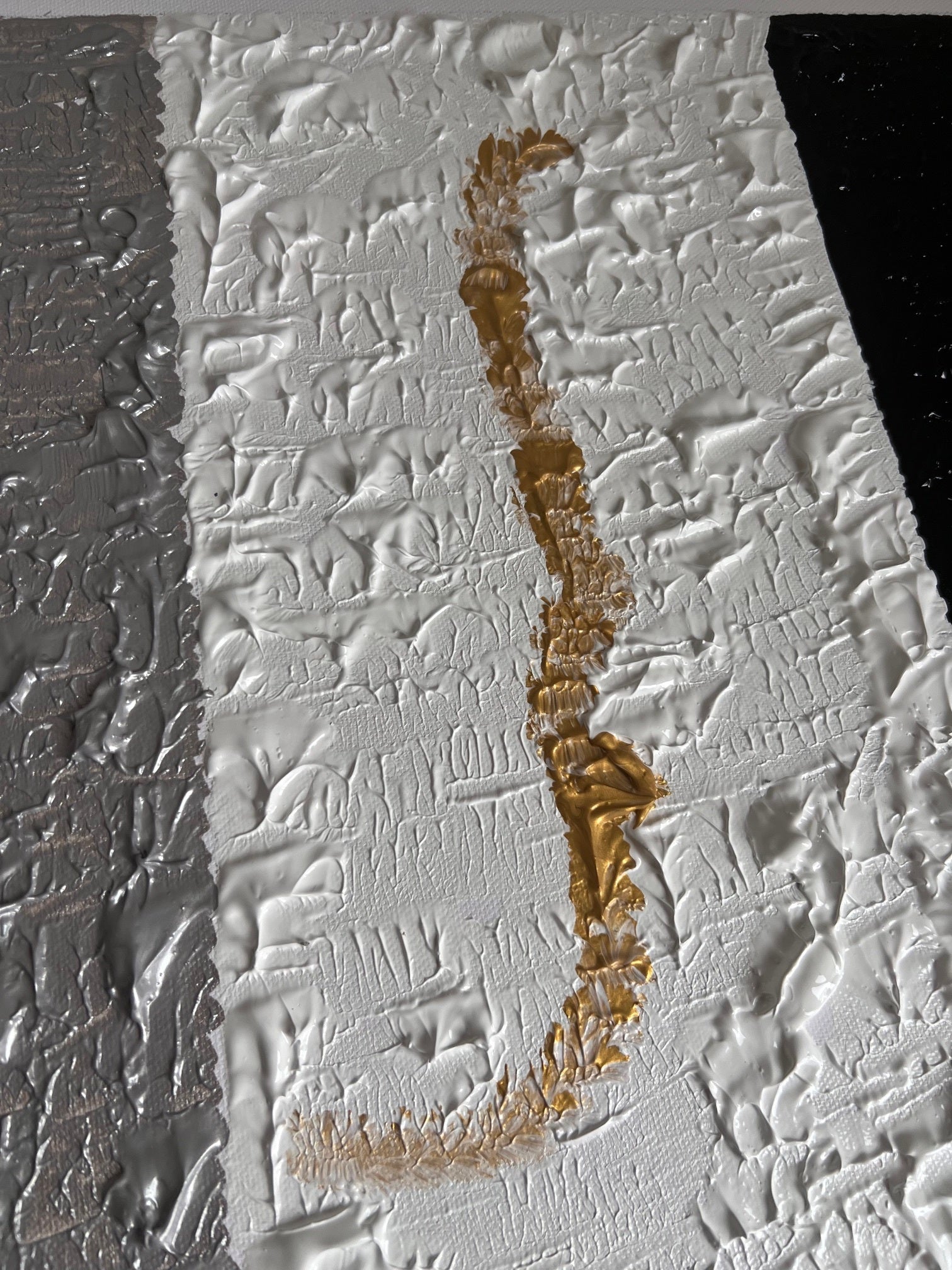 tableau fait à main relief par artiste peintre Biacha. Peinture  abstraite moderne en  couleur or blanc et noir .