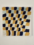 Peinture abstraite damier or bleu et blanc en relief. Tableau fait main 60×60 cm, pièce contemporaine unique pour une décoration murale moderne et élégante.