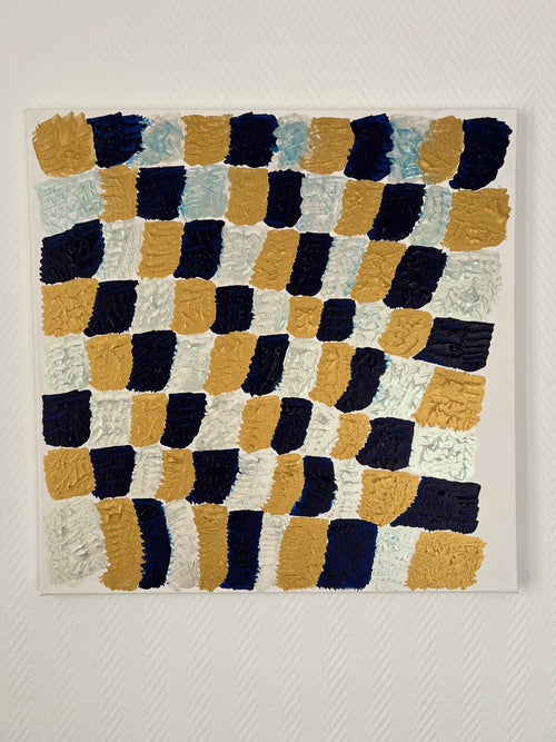 Peinture abstraite damier or bleu et blanc en relief. Tableau fait main 60×60 cm, pièce contemporaine unique pour une décoration murale moderne et élégante.